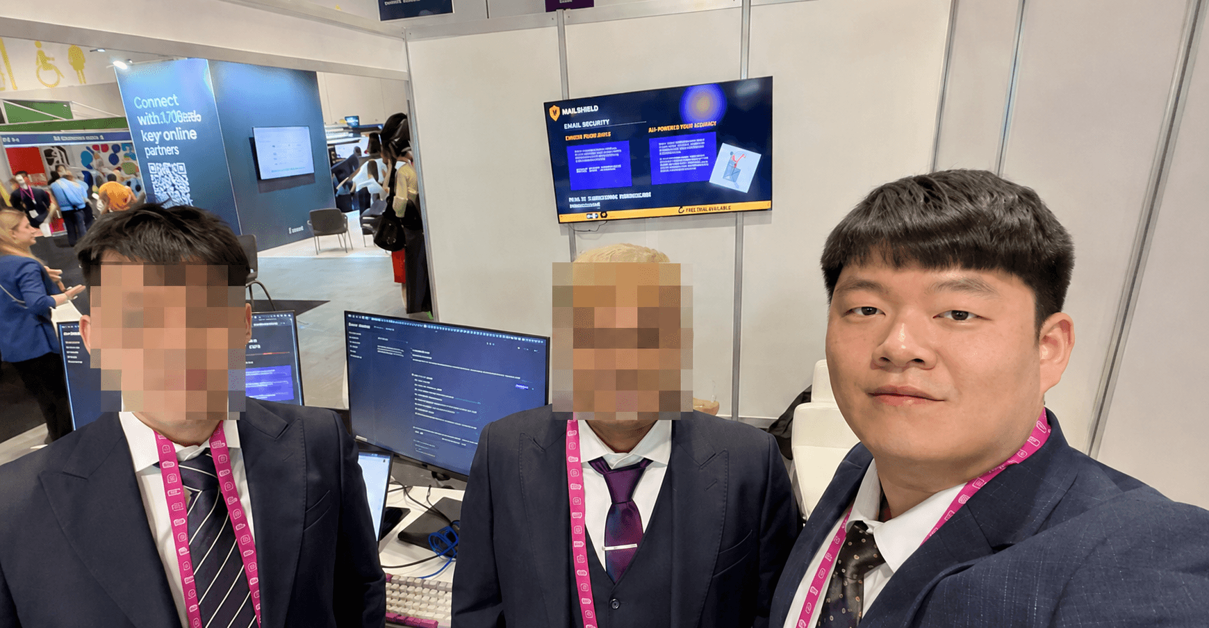 MailShield AI 부스에서 촬영한 팀 사진